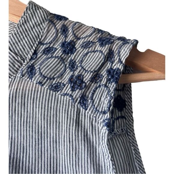 Women’s sleeveless blue blouse light fabric striped floral line design S. - Picture 3 of 12